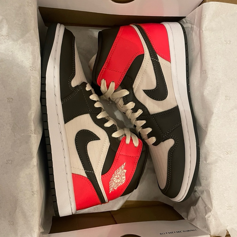 Air Jordan 1 Mid (Women’s) 6.5